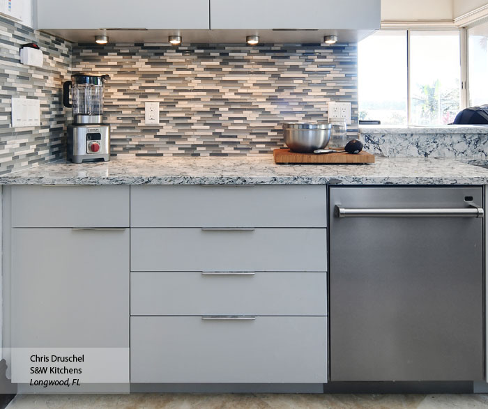 https://www.masterbrandcabinets.com/-/media/omegacab/products/environment/vail/modern_kitchen_cabinets_6.jpg